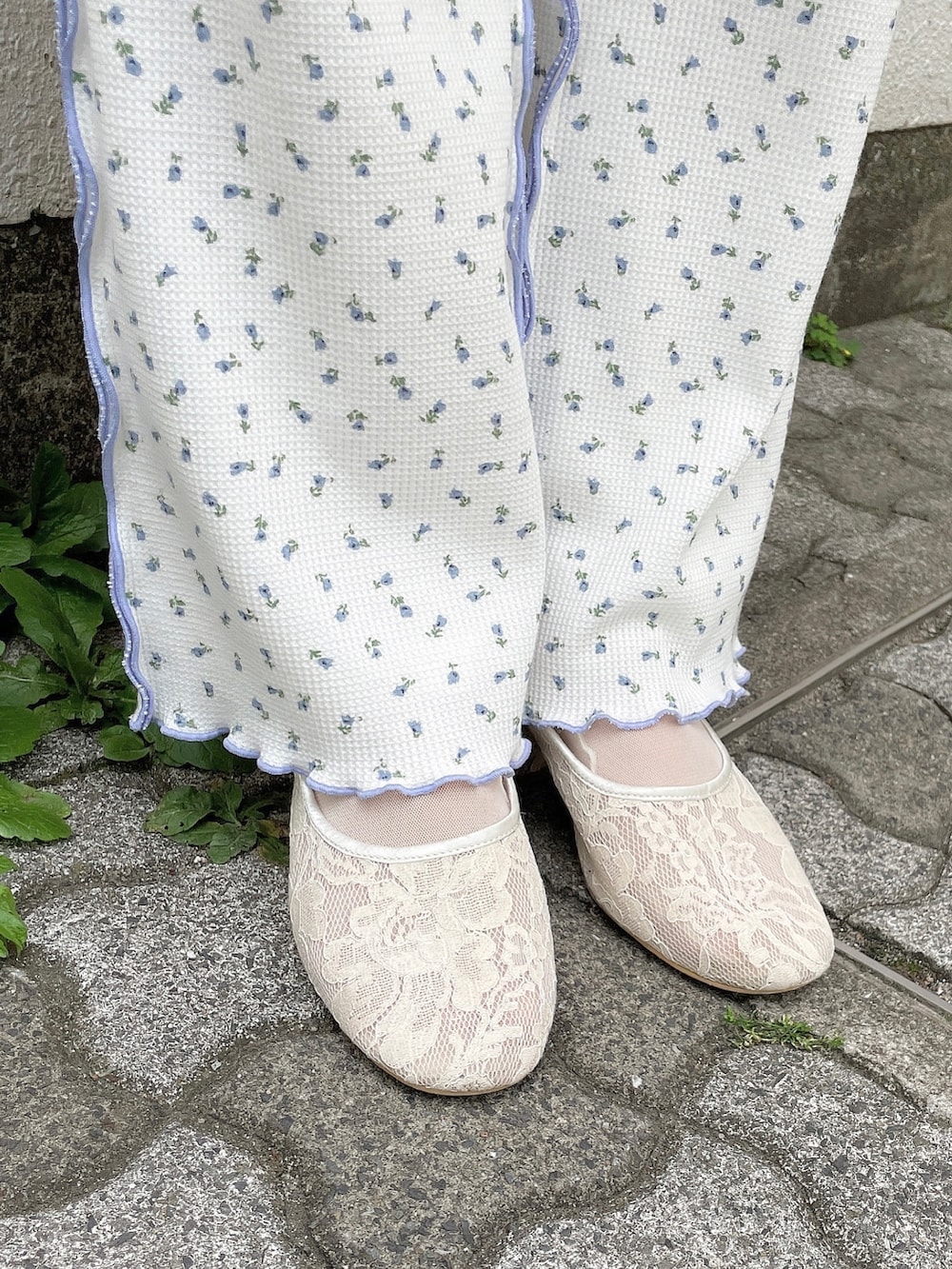 パープル系のワンピース、ブルー系のその他パンツ、ホワイト系のパンプスを着用したレディースの春コーディネートの5枚目の写真