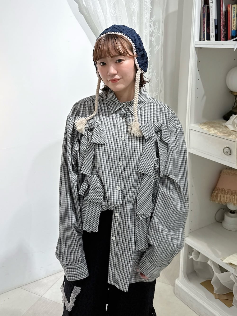 その他のシャツ/ブラウス、ブラック系のカーゴパンツ、ブラック系のスニーカーを着用したレディースの夏コーディネートの4枚目の写真