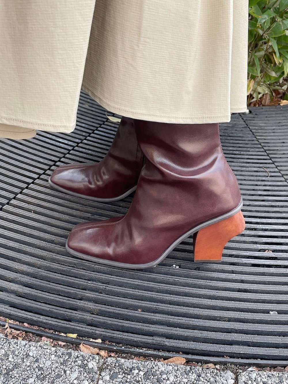 グリーン系のカーディガン/ボレロ、ベージュ系のスカート、ホワイト系のニット/セーターを着用したレディースの冬コーディネートの6枚目の写真