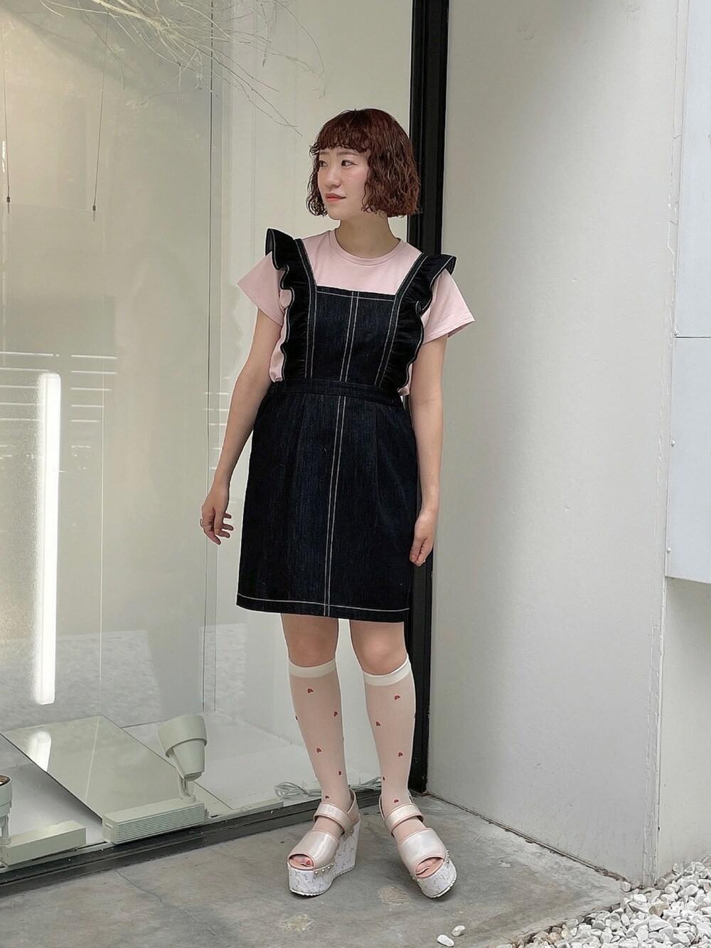 ブルー系のワンピース、ピンク系のTシャツ/カットソー、ピンク系のサンダルを着用したレディースの春コーディネートの2枚目の写真