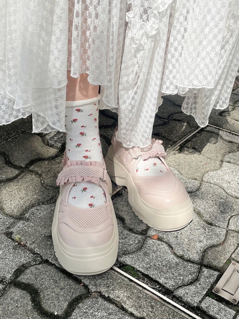 ピンク系のカーディガン/ボレロ、ピンク系のニット/セーター、ホワイト系のワンピースを着用したレディースの秋コーディネートの6枚目の写真