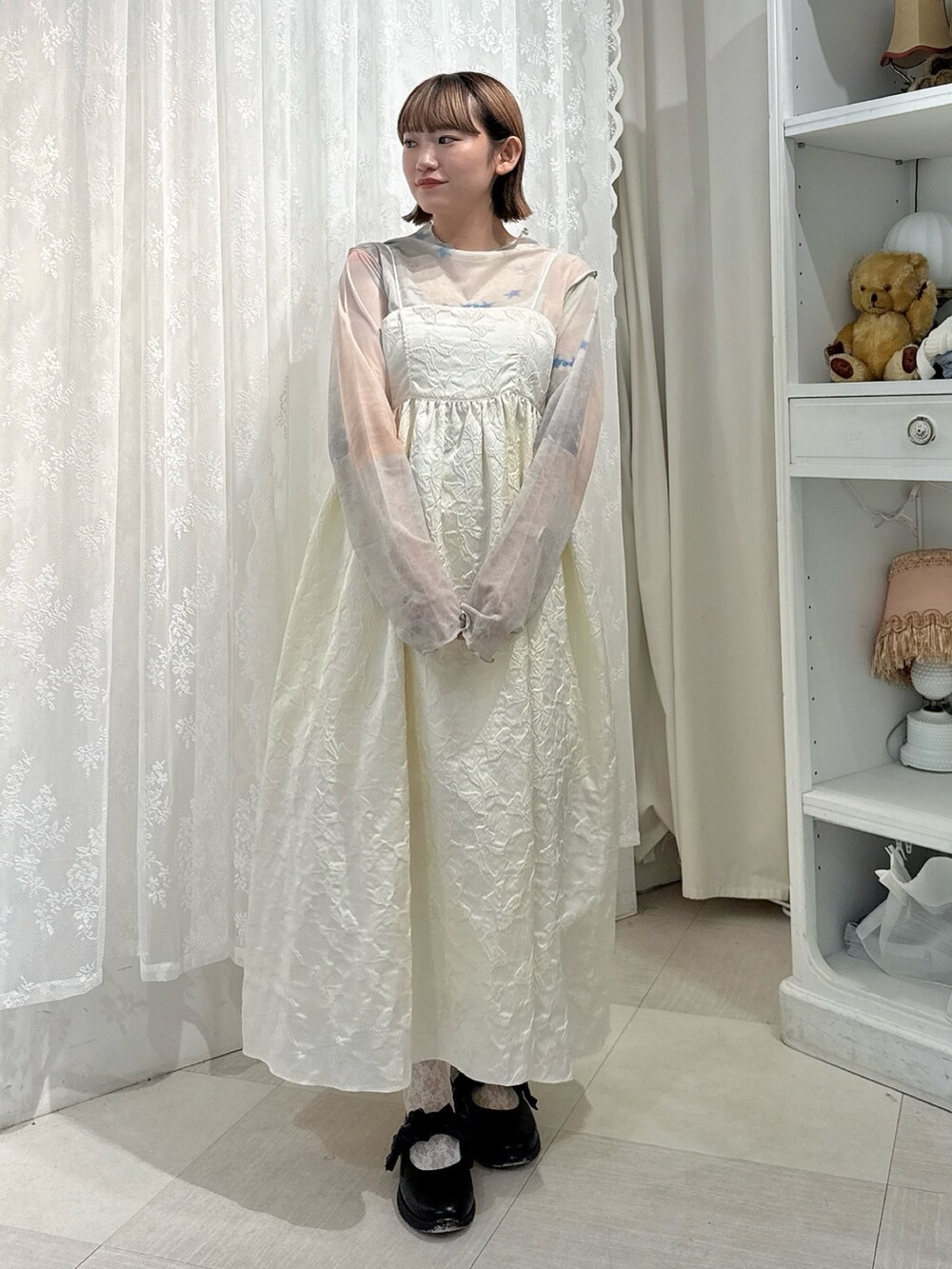 ピンク系のTシャツ/カットソー、ホワイト系のワンピース、ブラック系のパンプスを着用したレディースの夏コーディネートの2枚目の写真