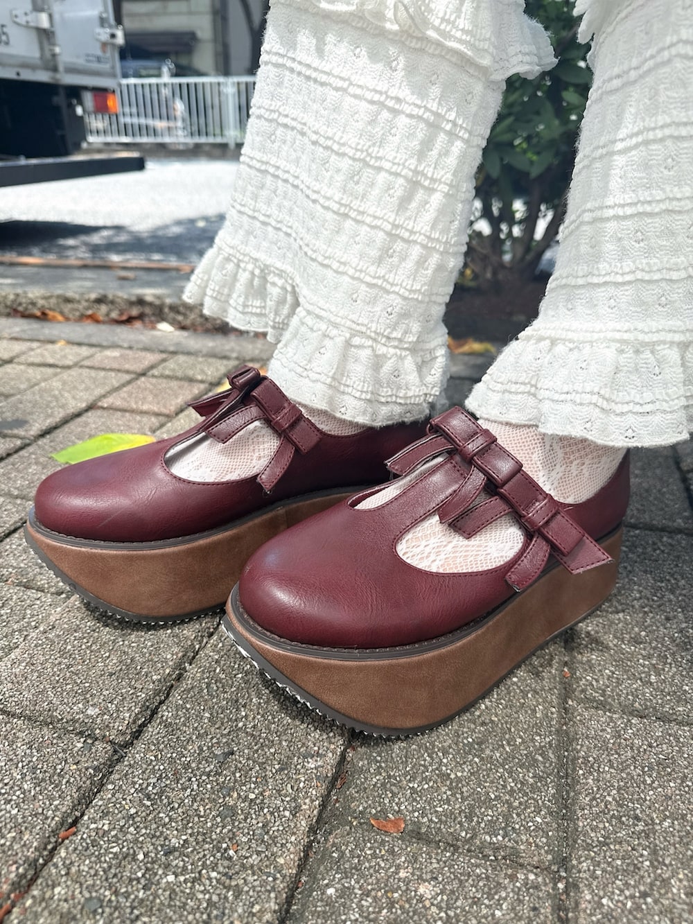 ブラウン系のワンピース、ベージュ系のショルダーバッグ、ホワイト系のその他パンツを着用したレディースの夏コーディネートの9枚目の写真