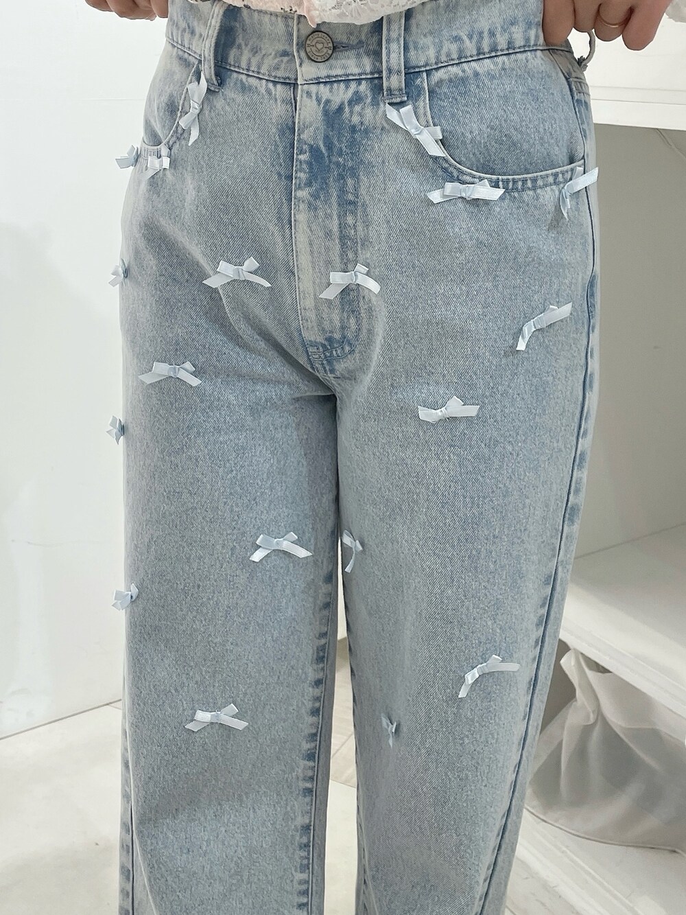 ブルー系のデニムパンツ、ホワイト系のシャツ/ブラウス、ピンク系のTシャツ/カットソーを着用したレディースの春コーディネートの6枚目の写真