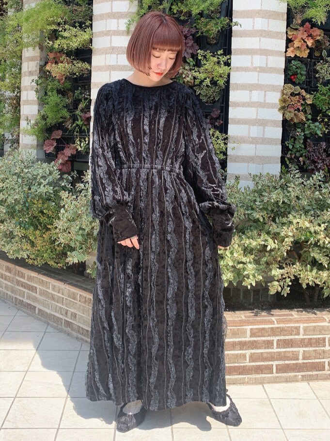 ホワイト系のトレンチコート、ブラック系のその他シューズを着用したレディースの春コーディネートの5枚目の写真