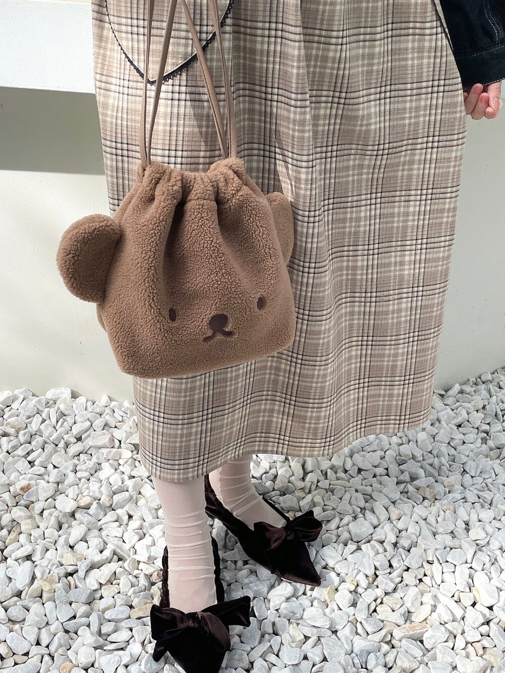 ピンク系のニット/セーター、ブラック系のデニムジャケット、ベージュ系のワンピースを着用したレディースの夏コーディネートの6枚目の写真