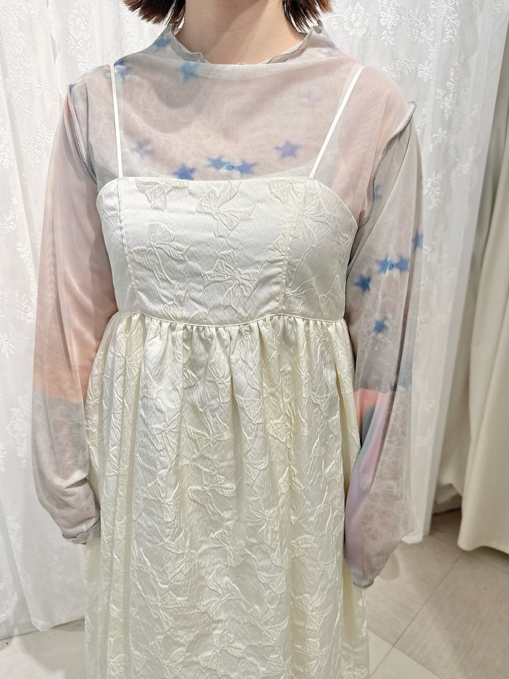 ピンク系のTシャツ/カットソー、ホワイト系のワンピース、ブラック系のパンプスを着用したレディースの夏コーディネートの6枚目の写真