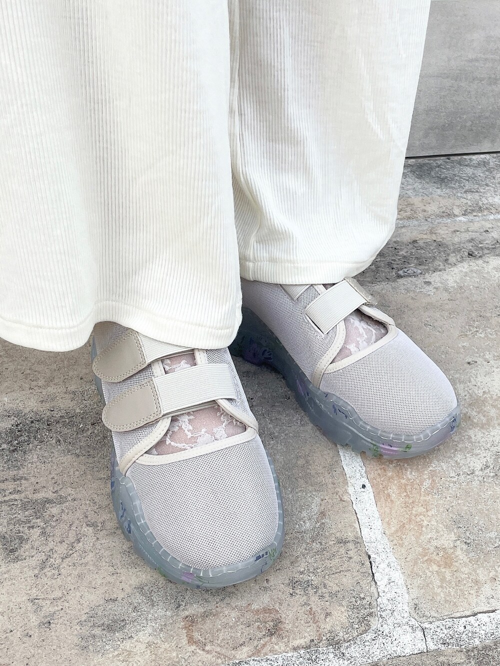 その他のカーディガン/ボレロ、ピンク系のTシャツ/カットソー、ベージュ系のスニーカーを着用したレディースの夏コーディネートの7枚目の写真