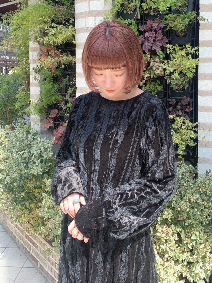 ホワイト系のトレンチコート、ブラック系のその他シューズを着用したレディースの春コーディネートの7枚目の写真