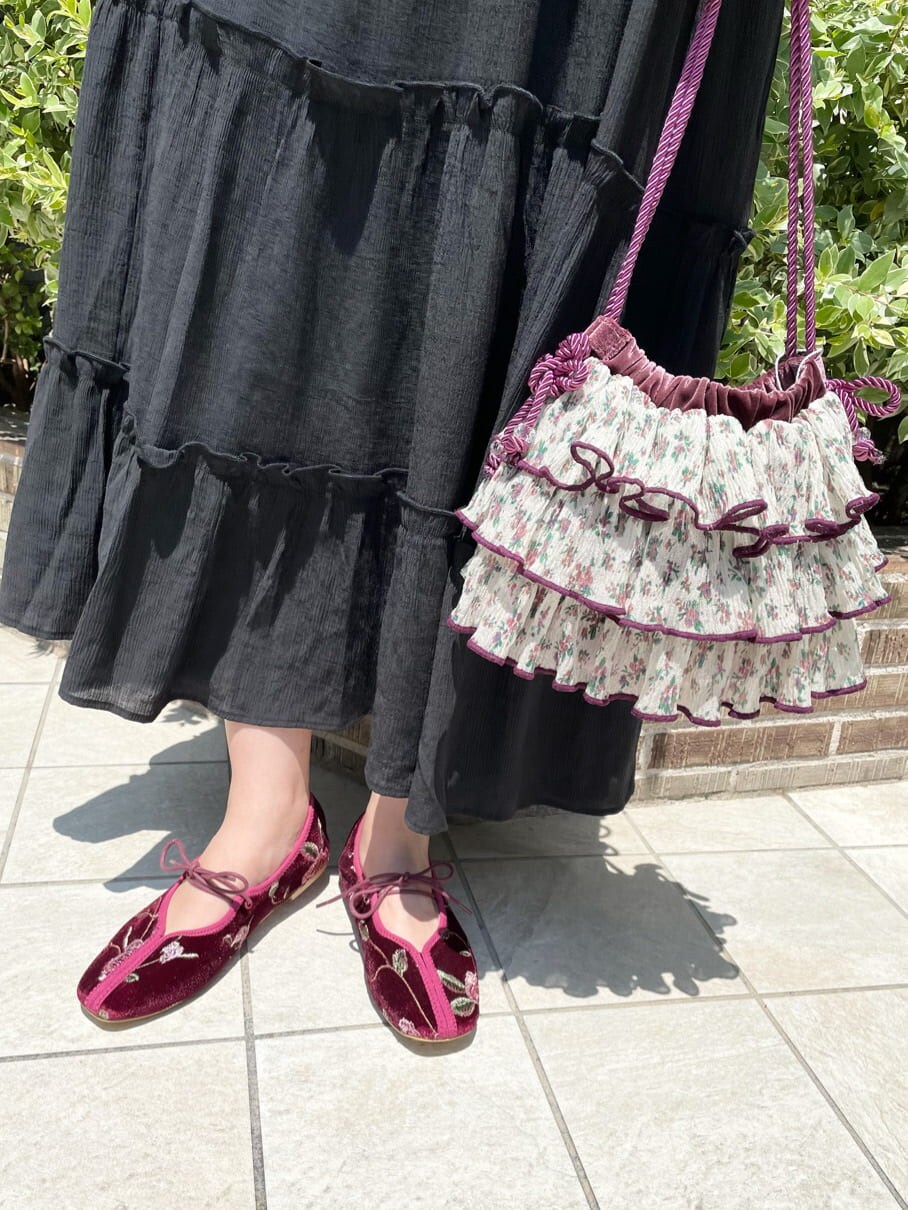 ブラック系のワンピース、レッド系のその他シューズ、パープル系のハンドバッグを着用したレディースの夏コーディネートの5枚目の写真