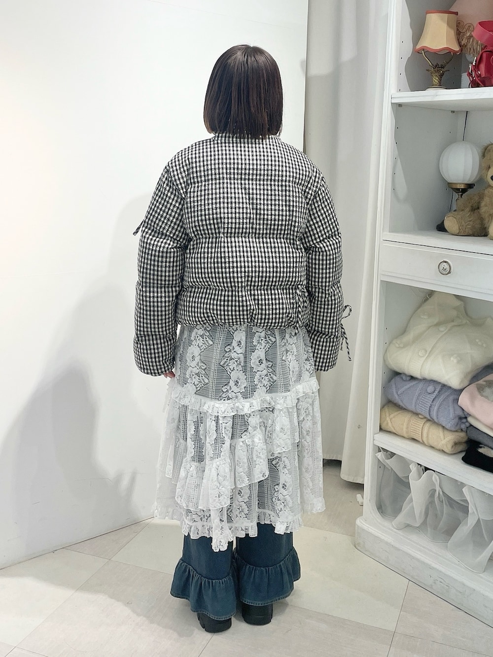 その他のブルゾン、ホワイト系のスカート、ブルー系のデニムパンツを着用したレディースの秋コーディネートの3枚目の写真