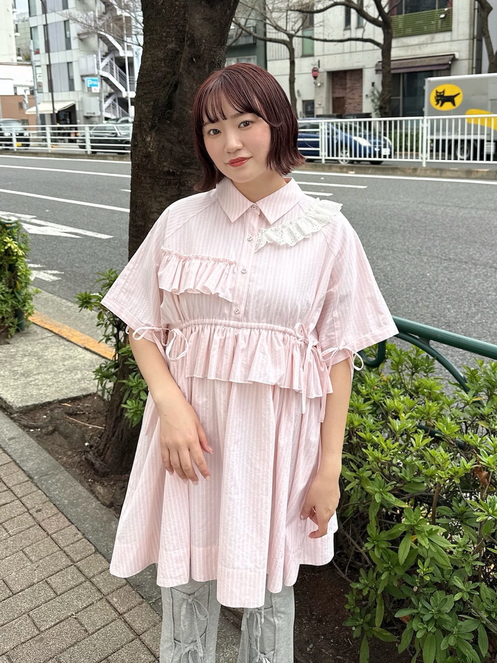 ブルー系のショルダーバッグ、ピンク系のワンピース、グレー系のその他パンツを着用したレディースの春コーディネートの5枚目の写真