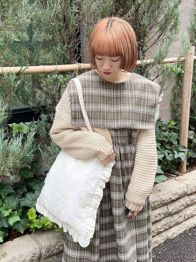 ホワイト系のブーツ、ゴールド系のカーディガン/ボレロ、グリーン系のワンピースを着用したレディースの秋コーディネートの4枚目の写真