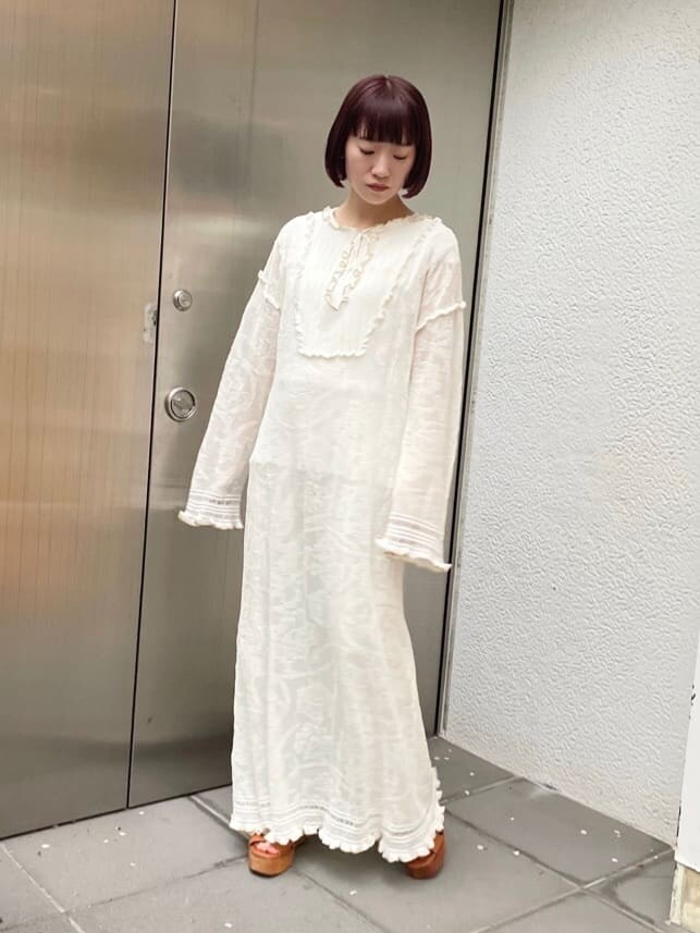 ブラウン系のサンダル、ホワイト系のワンピース、ホワイト系のその他パンツを着用したレディースの春コーディネートの2枚目の写真