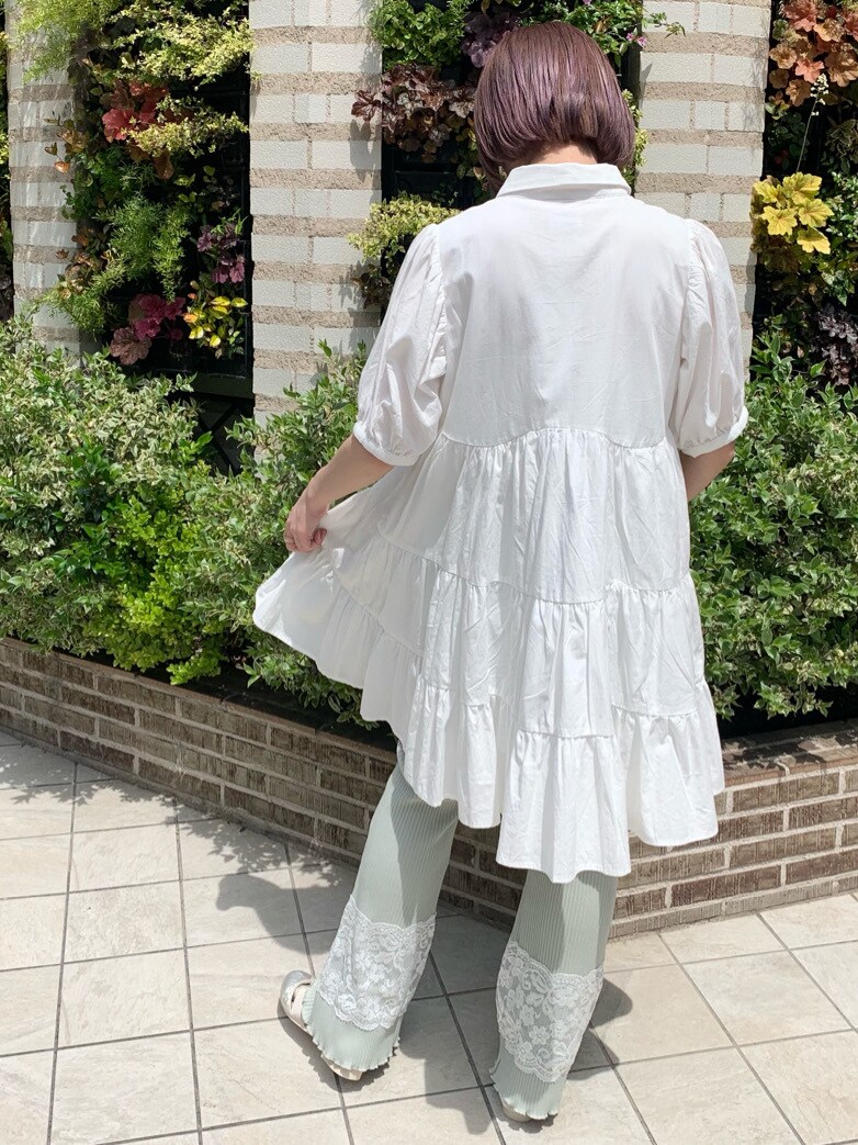 ホワイト系のワンピース、グリーン系のその他パンツ、ベージュ系のその他シューズを着用したレディースの春コーディネートの3枚目の写真