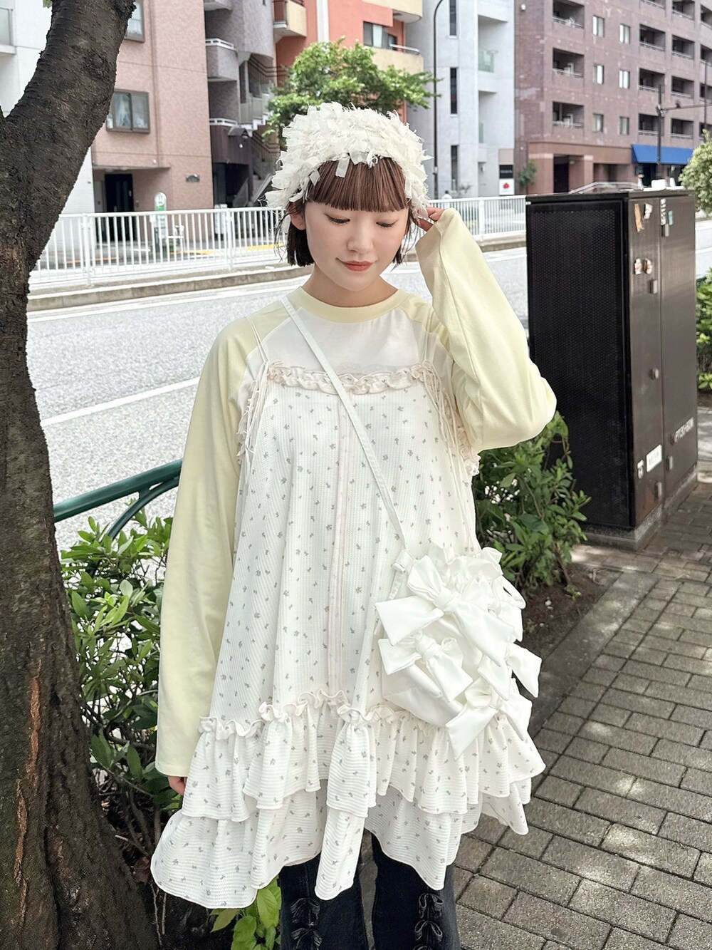 イエロー系のTシャツ/カットソー、ブラック系のデニムパンツ、ピンク系のローファーを着用したレディースの夏コーディネートの5枚目の写真