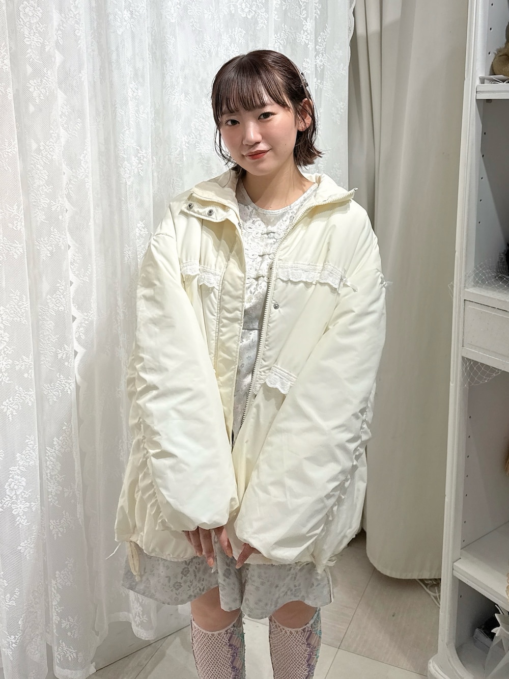 ホワイト系のダウンジャケット/コート、グレー系のワンピース、ブラック系のローファーを着用したレディースの秋コーディネートの4枚目の写真