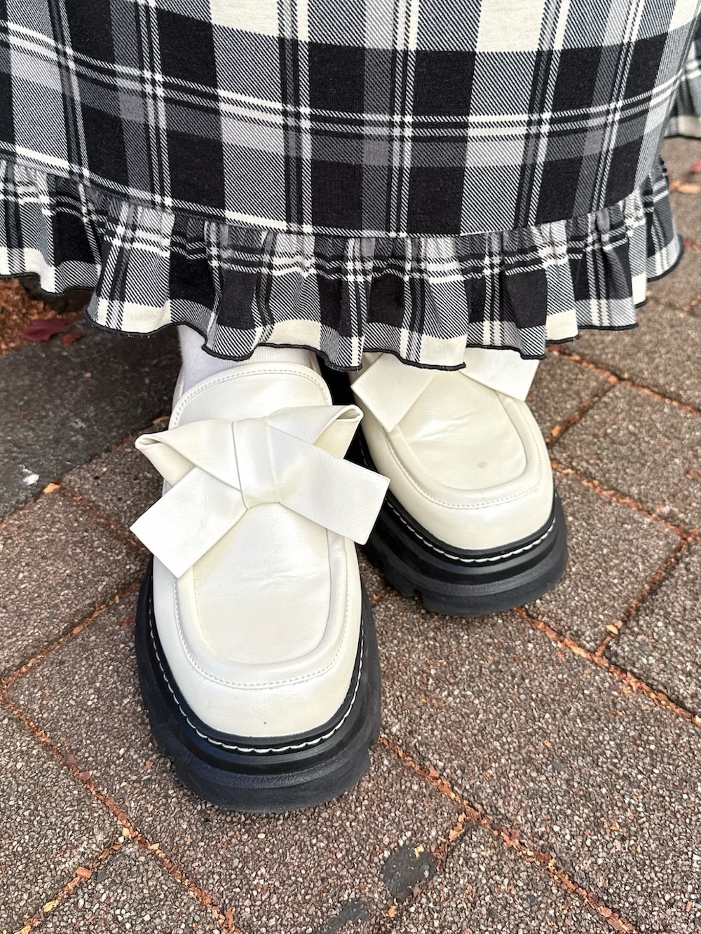 ベージュ系のスウェット、ベージュ系のショルダーバッグ、ベージュ系のスカートを着用したレディースの冬コーディネートの9枚目の写真