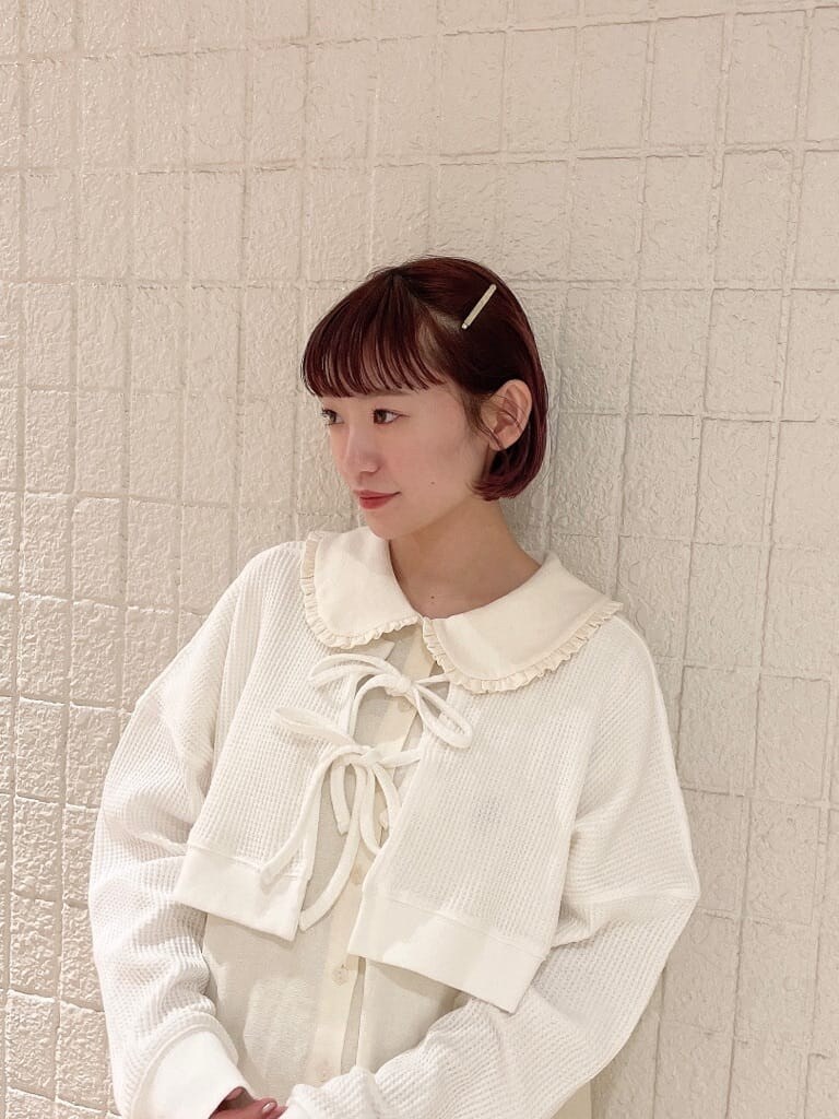 ホワイト系のトートバッグ、ホワイト系のTシャツ/カットソー、ホワイト系のワンピースを着用したレディースの春コーディネートの3枚目の写真