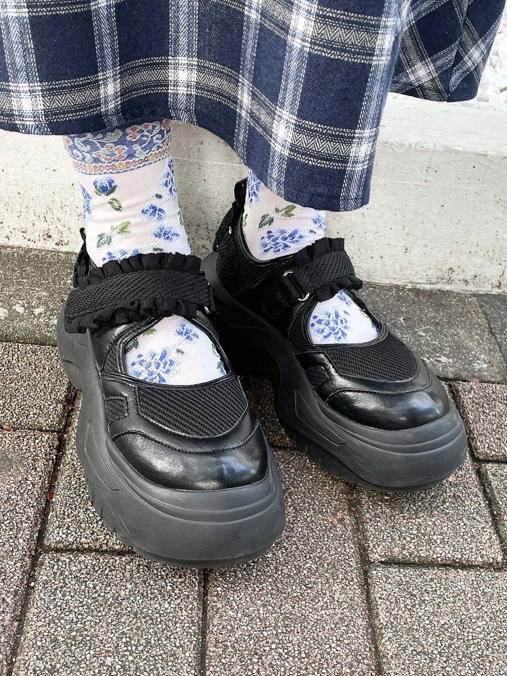 ブルー系のワンピース、ブラック系のブルゾン、ブラック系のスニーカーを着用したレディースの秋コーディネートの6枚目の写真