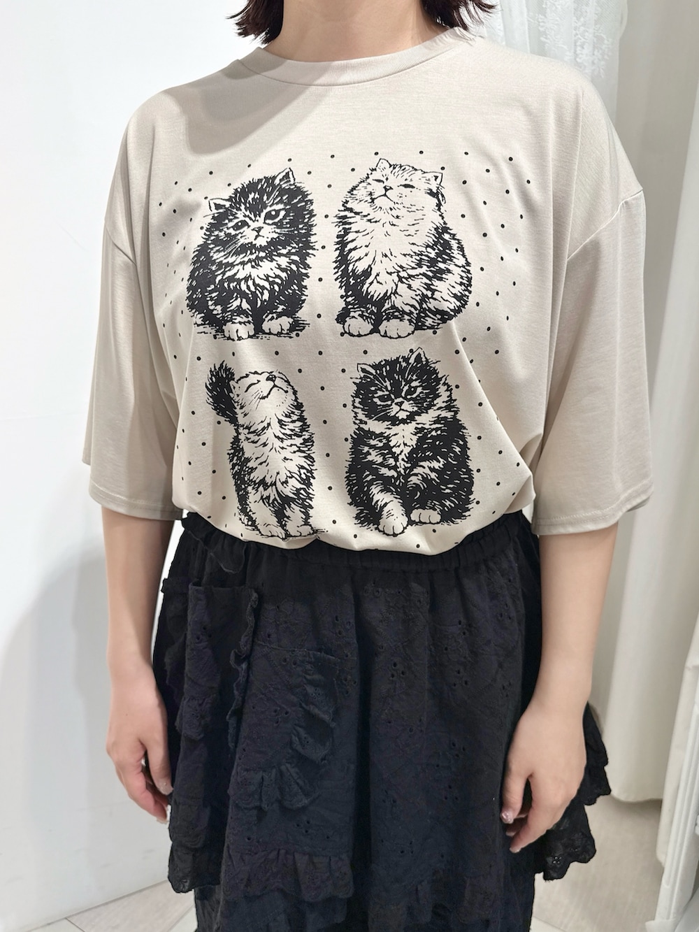 ベージュ系のTシャツ/カットソー、ブラック系のスカート、ブラック系のその他パンツを着用したレディースの春コーディネートの5枚目の写真