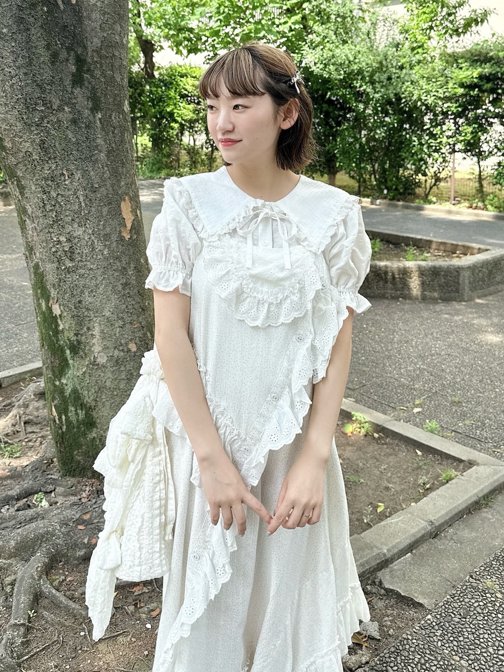 ホワイト系のシャツ/ブラウス、ホワイト系のサンダル、ホワイト系のトートバッグを着用したレディースの春コーディネートの4枚目の写真