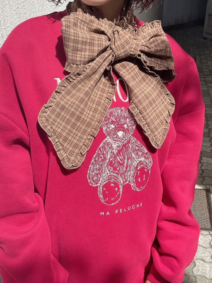 ブラウン系のスカート、ベージュ系のシャツ/ブラウス、レッド系のTシャツ/カットソーを着用したレディースの秋コーディネートの6枚目の写真