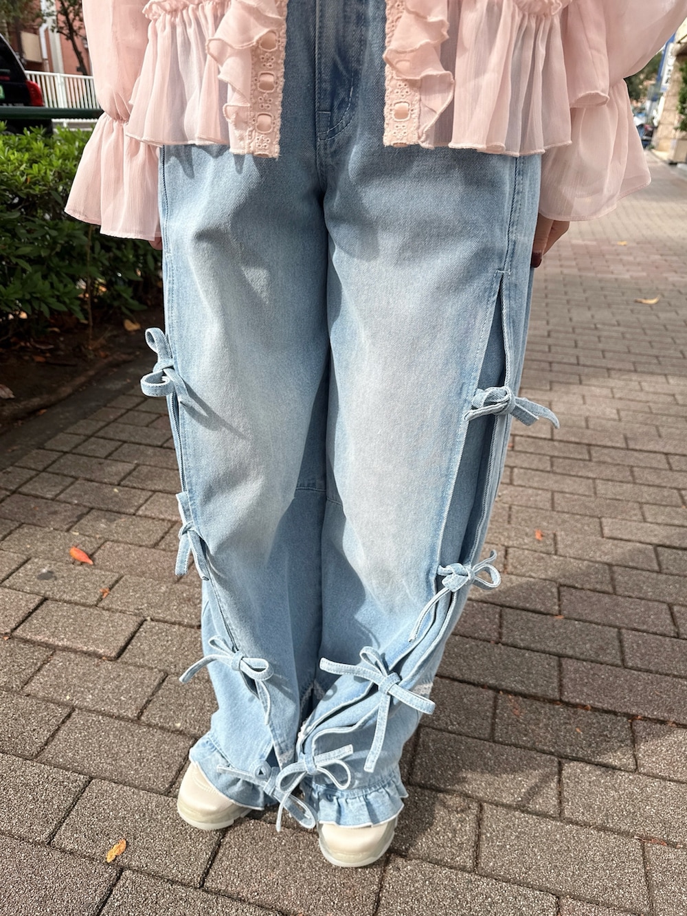 ピンク系のカーディガン/ボレロ、ピンク系のTシャツ/カットソー、ホワイト系のショルダーバッグを着用したレディースの秋コーディネートの9枚目の写真