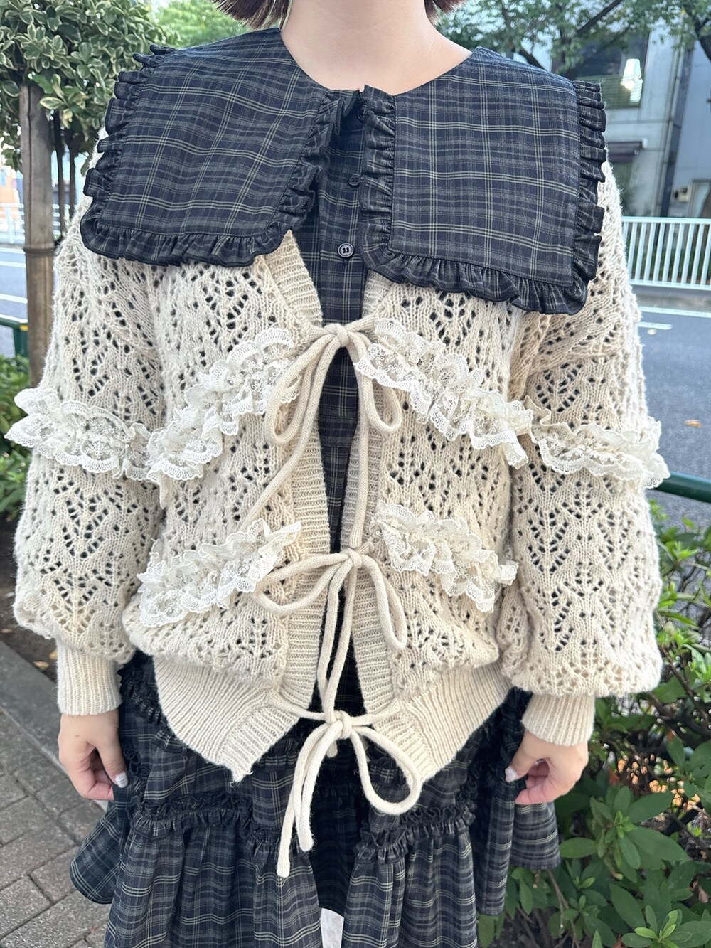 グリーン系のワンピース、ベージュ系のカーディガン/ボレロ、グレー系のショルダーバッグを着用したレディースの夏コーディネートの5枚目の写真