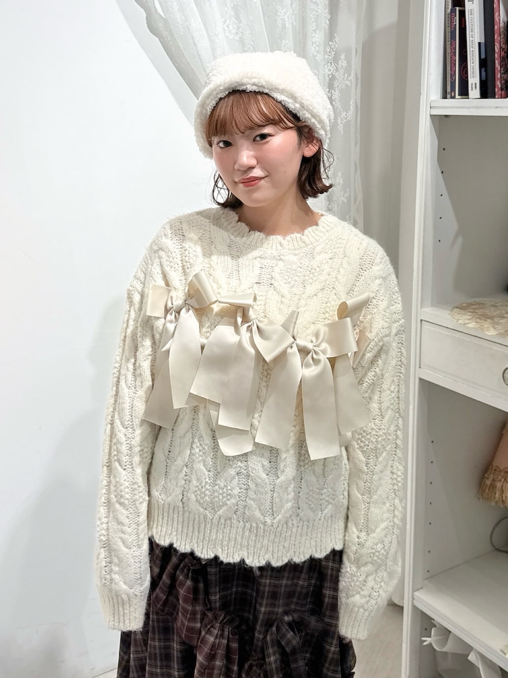 ホワイト系のニット/セーター、レッド系のスカート、レッド系のバレエシューズを着用したレディースの夏コーディネートの5枚目の写真
