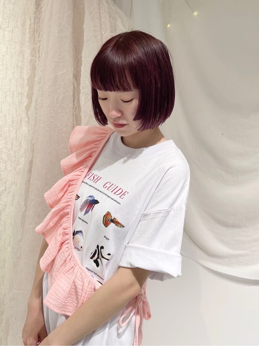 ピンク系のチューブトップ、ホワイト系のその他パンツ、ホワイト系のサンダルを着用したレディースの春コーディネートの3枚目の写真