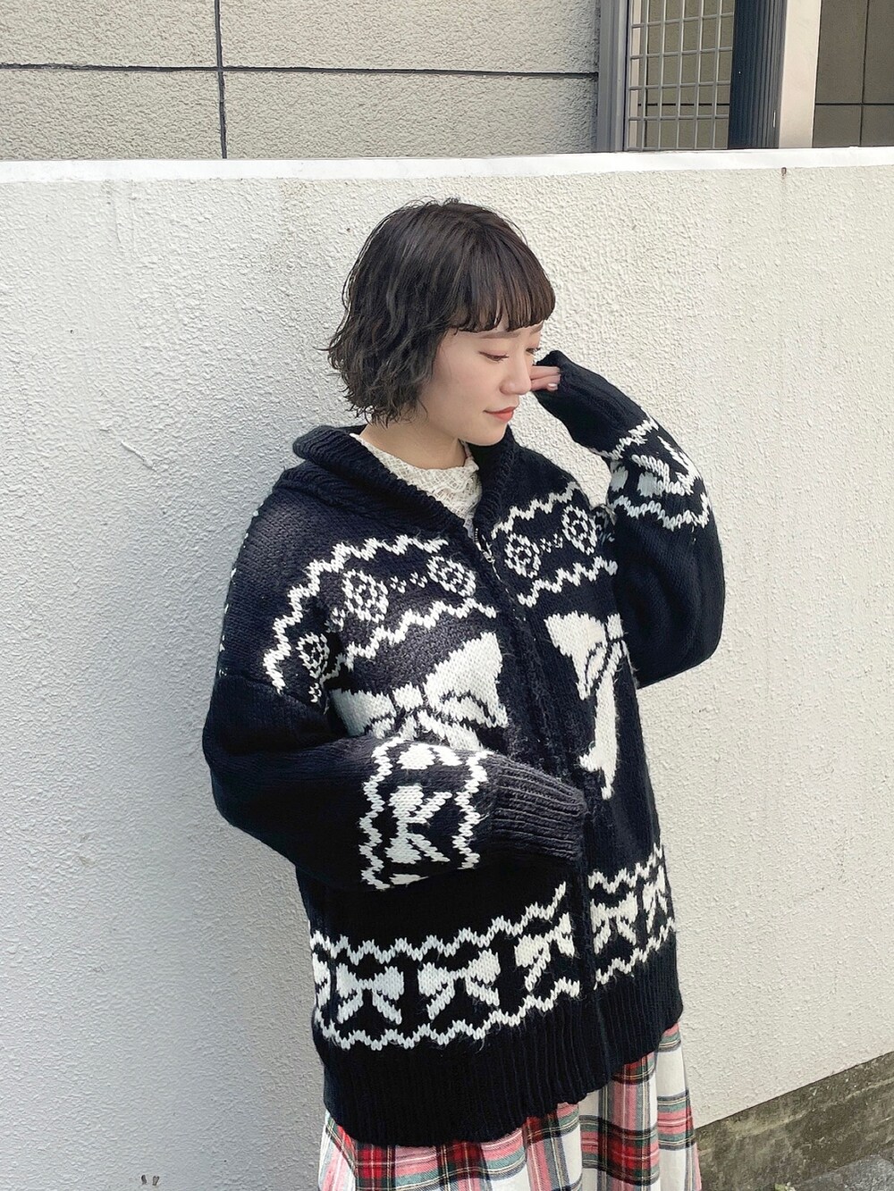 ブラック系のカーディガン/ボレロ、ホワイト系のTシャツ/カットソー、ホワイト系のスカートを着用したレディースの秋コーディネートの4枚目の写真