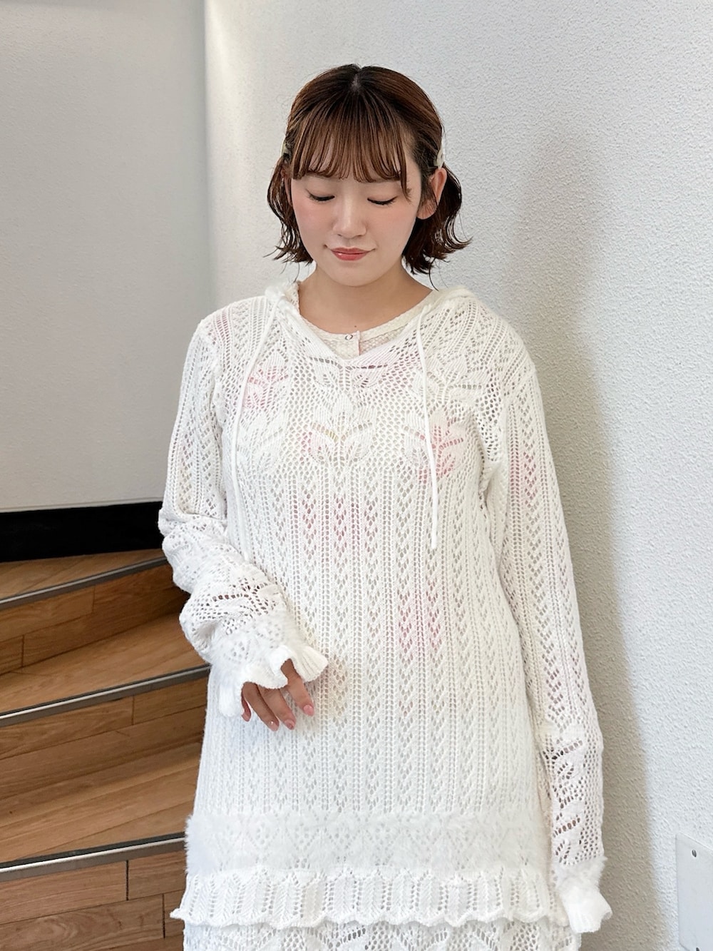 ホワイト系のショルダーバッグ、ピンク系のTシャツ/カットソー、ホワイト系のワンピースを着用したレディースの夏コーディネートの4枚目の写真
