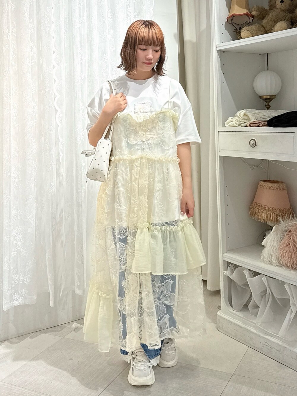 その他のハンドバッグ、ホワイト系のワンピース、ホワイト系のTシャツ/カットソーを着用したレディースの夏コーディネートの2枚目の写真