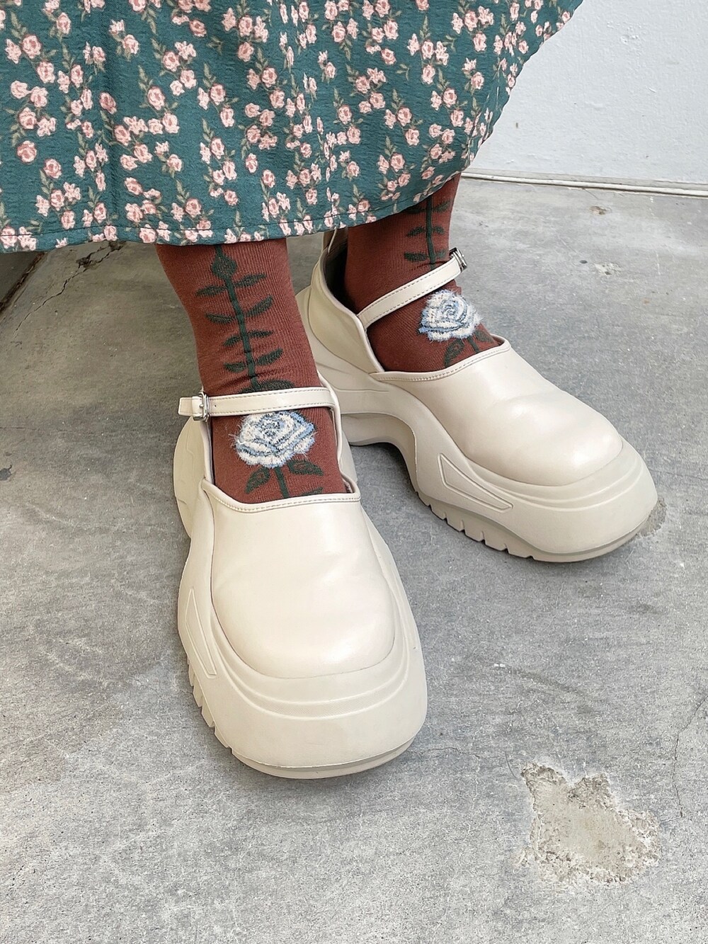 ホワイト系のシャツ/ブラウス、ホワイト系のスニーカー、グリーン系のワンピースを着用したレディースの秋コーディネートの6枚目の写真