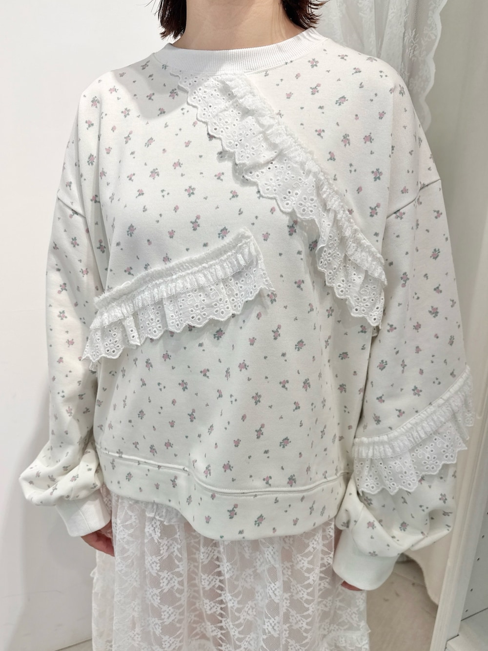 ホワイト系のスウェット、ホワイト系のスカート、ホワイト系のローファーを着用したレディースの冬コーディネートの5枚目の写真