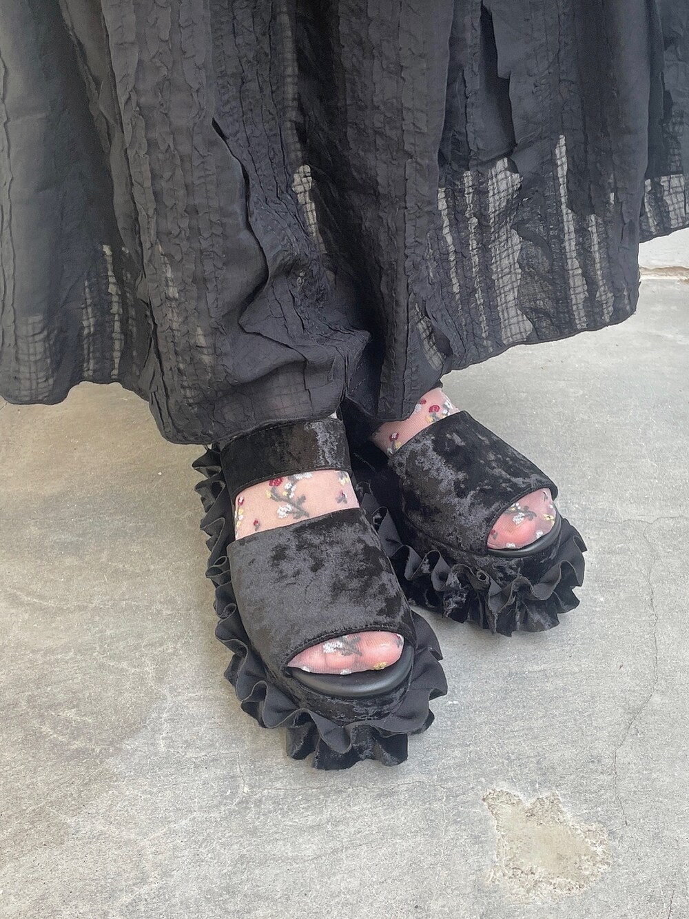 ブラック系のスカート、ブラック系のサンダル、レッド系のカーディガン/ボレロを着用したレディースの夏コーディネートの6枚目の写真