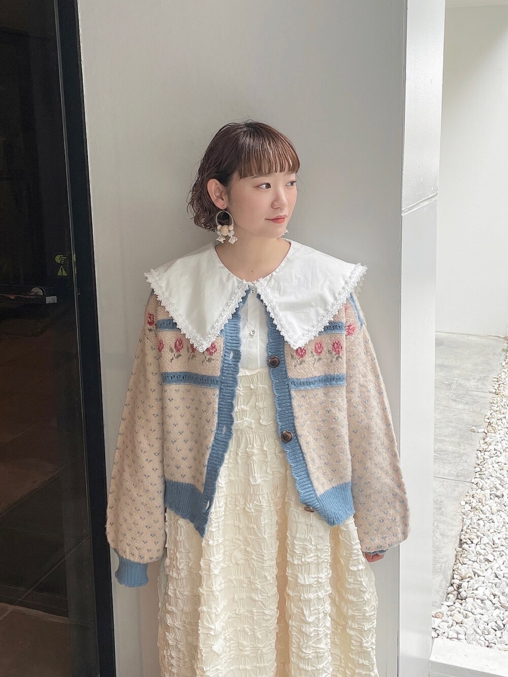 ブラウン系のブーツ、ホワイト系のシャツ/ブラウス、ブルー系のカーディガン/ボレロを着用したレディースの夏コーディネートの6枚目の写真
