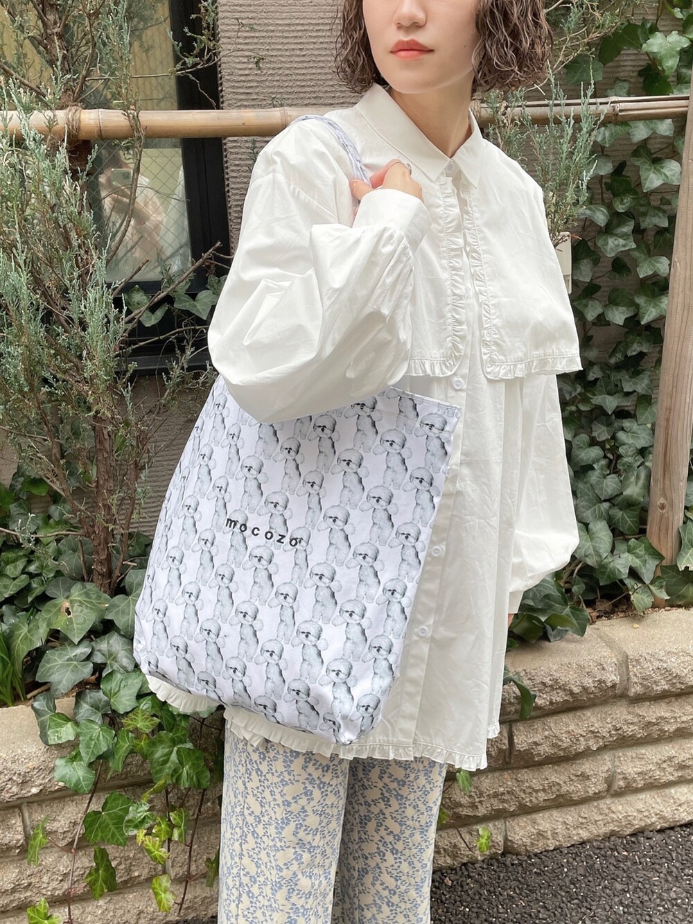 ホワイト系のワンピース、ブルー系のその他パンツ、ホワイト系のトートバッグを着用したレディースの冬コーディネートの7枚目の写真