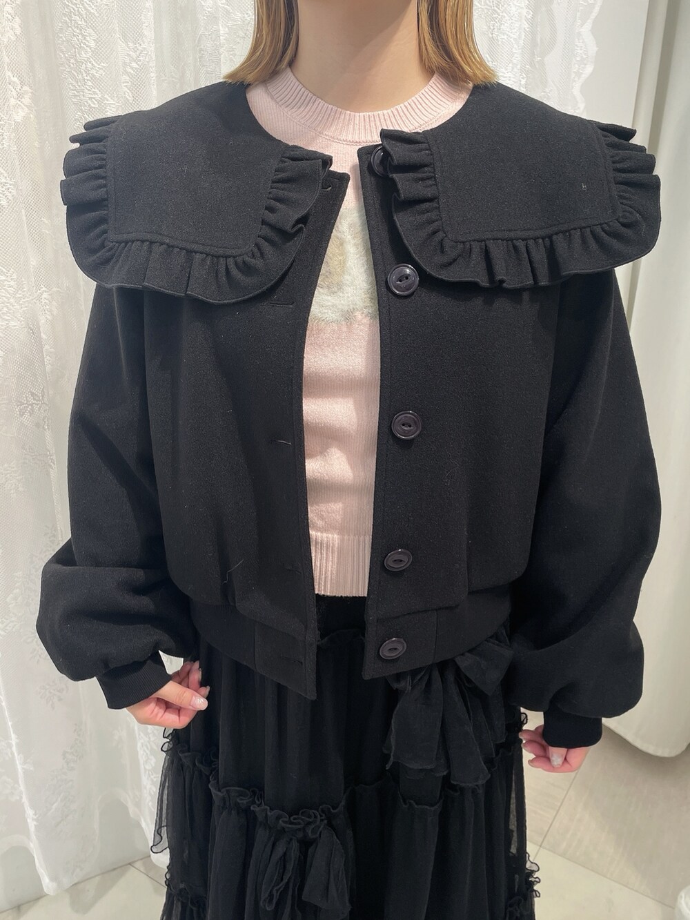 ブラック系のブルゾン、ピンク系のニット/セーター、ピンク系のショルダーバッグを着用したレディースの冬コーディネートの5枚目の写真