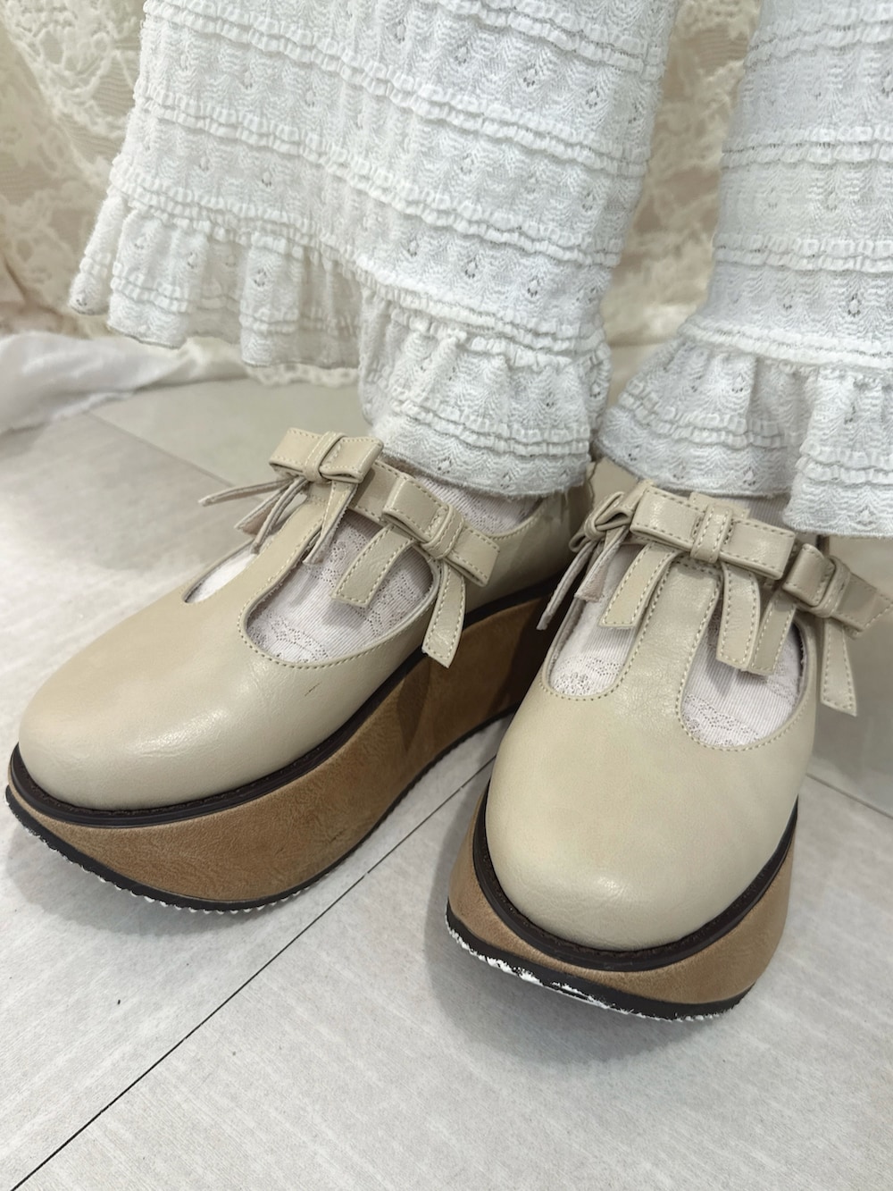 ブルー系のワンピース、ホワイト系のその他パンツ、ホワイト系のバレエシューズを着用したレディースの秋コーディネートの8枚目の写真