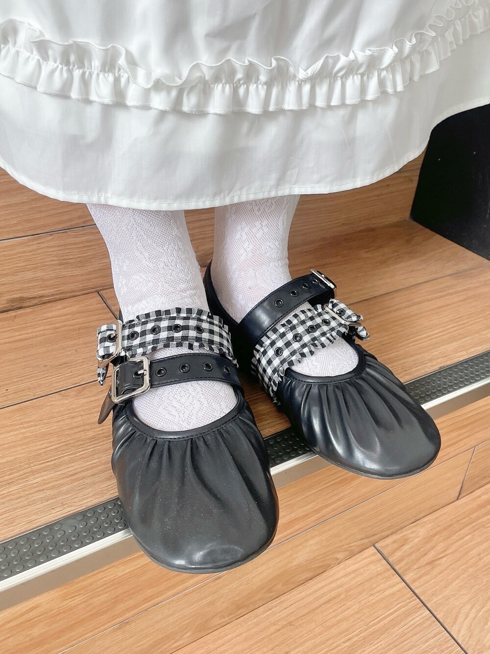 ホワイト系のワンピース、ブラック系のバレエシューズを着用したレディースの夏コーディネートの5枚目の写真