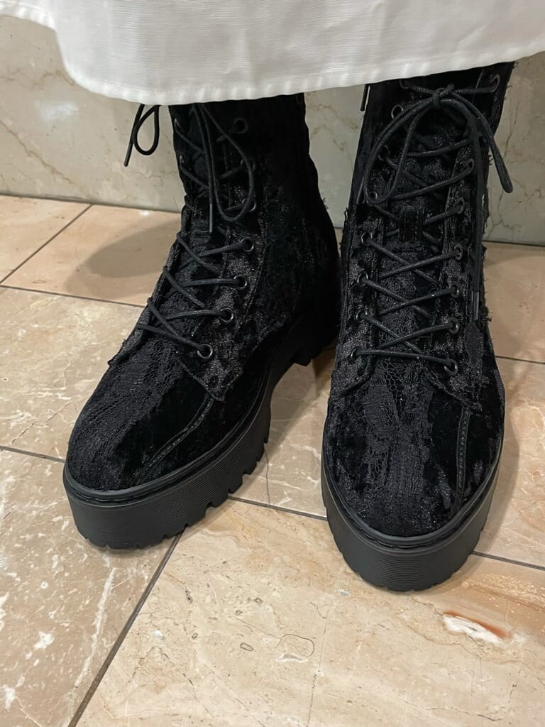 ブラック系のブルゾン、ホワイト系のワンピース、ブラック系のトートバッグを着用したレディースの秋コーディネートの7枚目の写真