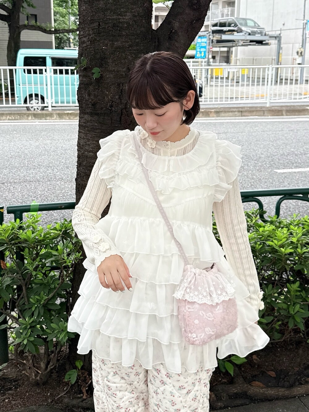 ホワイト系のシャツ/ブラウス、ホワイト系のニット/セーター、ピンク系のハンドバッグを着用したレディースの夏コーディネートの4枚目の写真