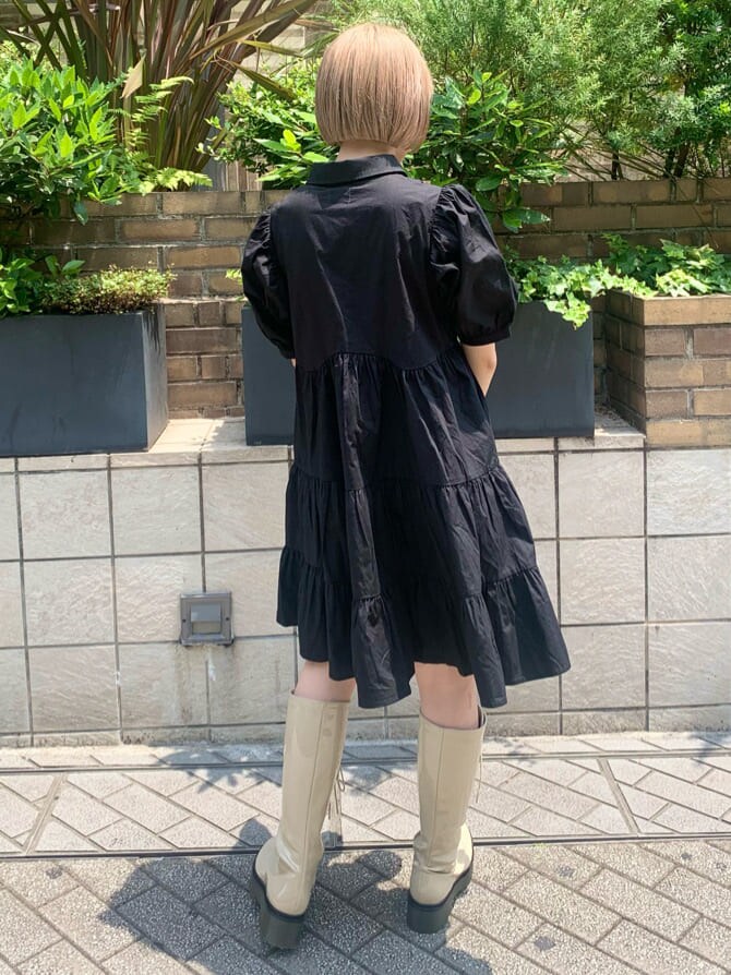 ブラック系のワンピース、ブラック系のワンピースを着用したレディースの夏コーディネートの2枚目の写真