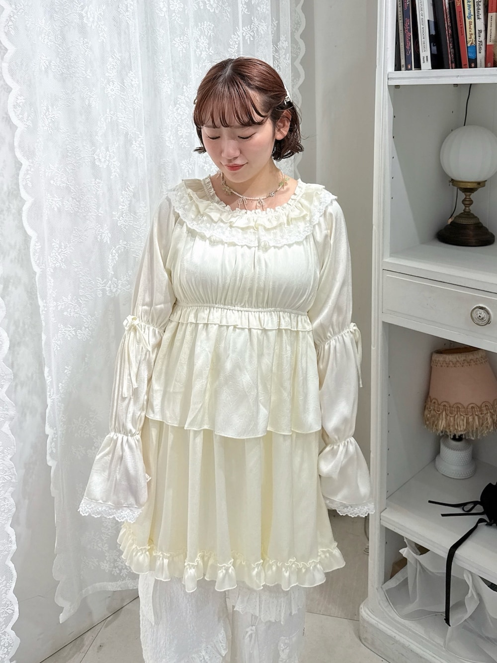 ホワイト系のワンピース、ホワイト系のカーゴパンツ、ホワイト系のバレエシューズを着用したレディースの春コーディネートの4枚目の写真