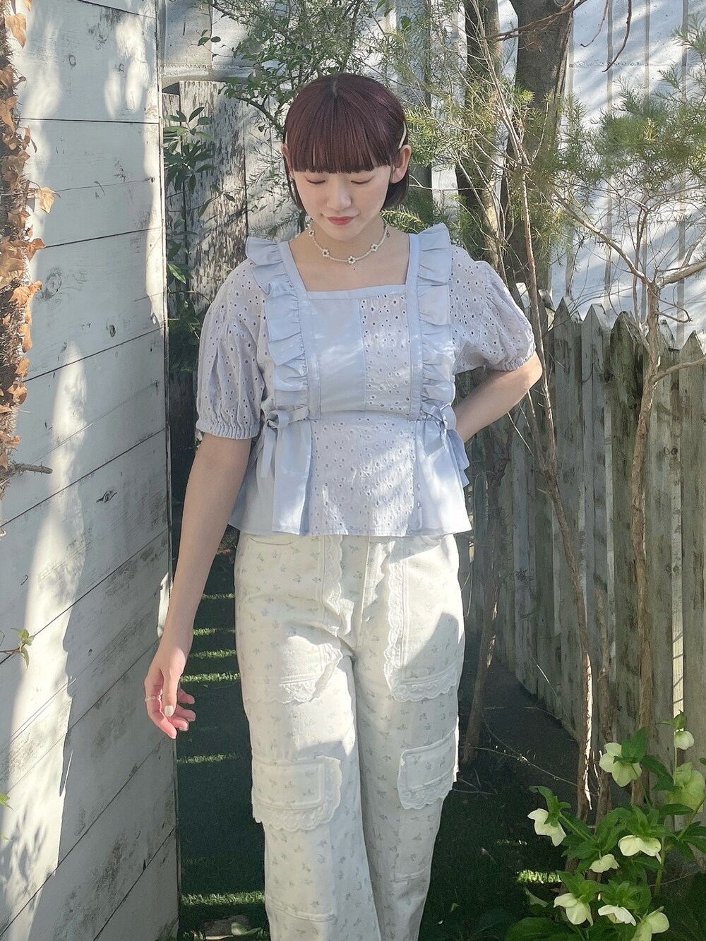 ブルー系のシャツ/ブラウス、ホワイト系のカーゴパンツ、ブルー系のサンダルを着用したレディースの春コーディネートの4枚目の写真