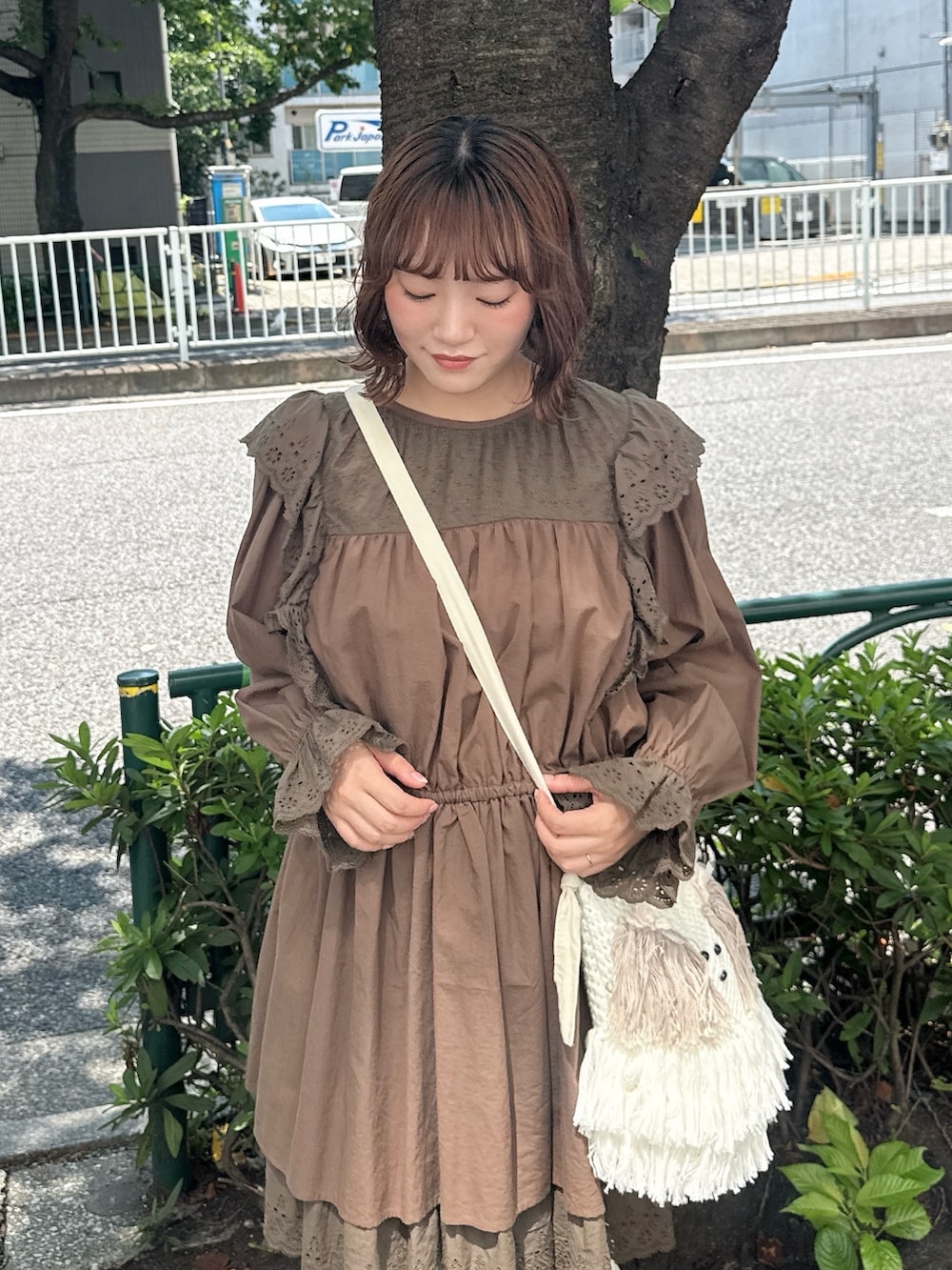 ブラウン系のワンピース、ベージュ系のショルダーバッグ、ホワイト系のその他パンツを着用したレディースの夏コーディネートの4枚目の写真