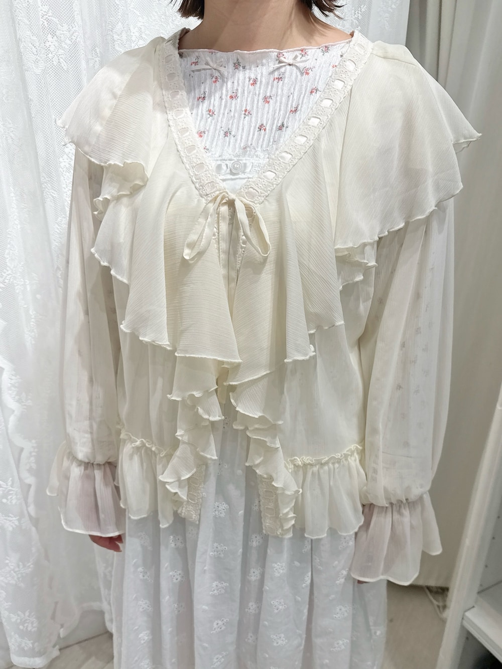 ホワイト系のカーディガン/ボレロ、ピンク系のTシャツ/カットソー、ホワイト系のワンピースを着用したレディースの秋コーディネートの6枚目の写真