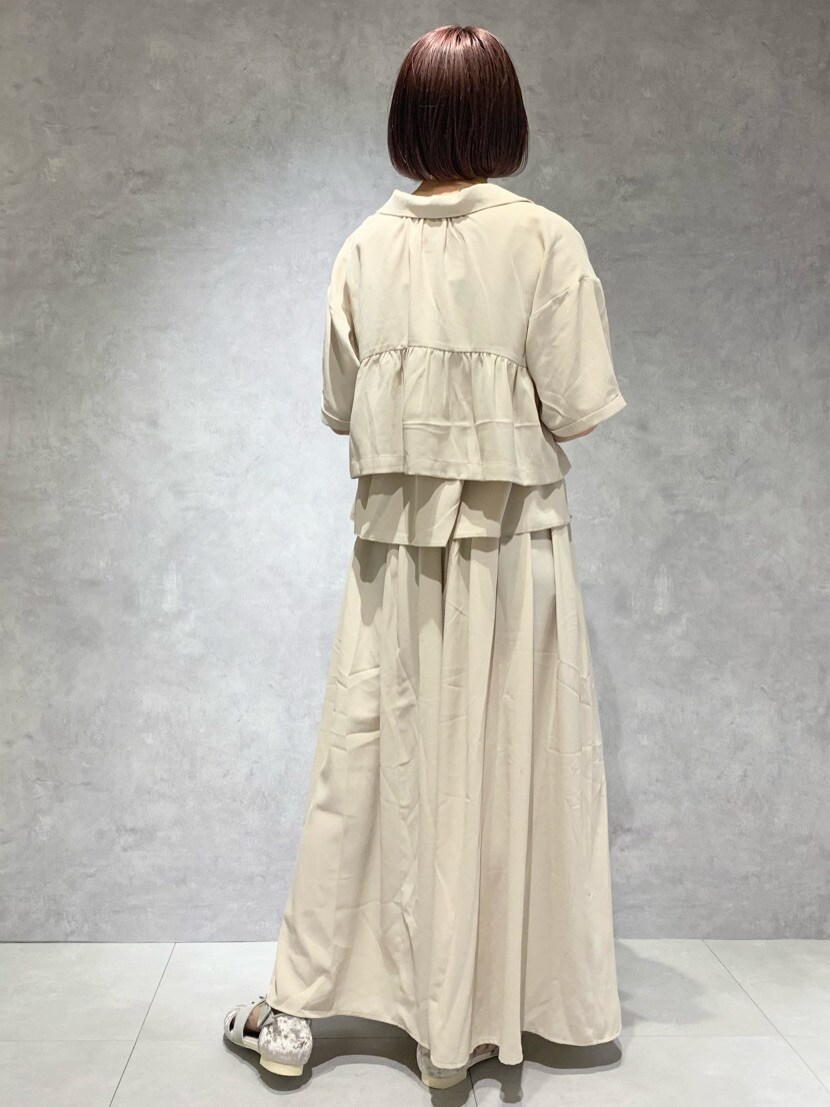 ホワイト系のシャツ/ブラウス、ホワイト系のスカート、ホワイト系のその他シューズを着用したレディースの春コーディネートの4枚目の写真